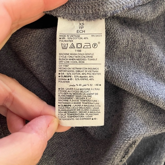 Women’s Old Navy gray scoop neck neck peep hole back pullover sweatshirt XS - Picture 4 of 4